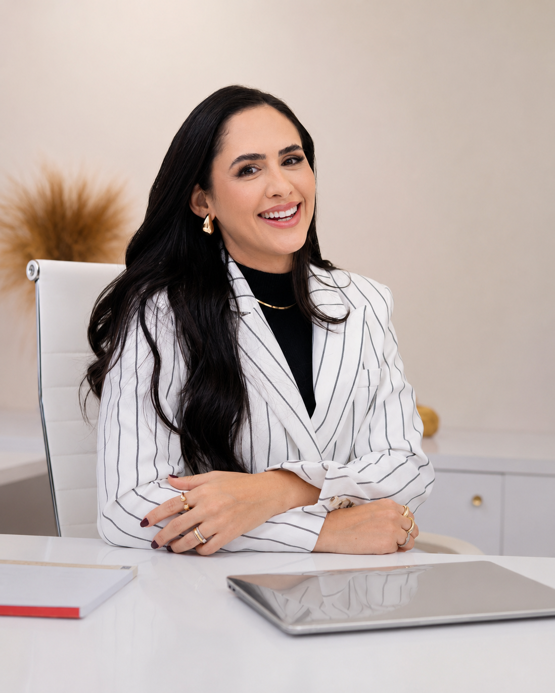 Dra. Gabriely Vialrinho em seu consultório